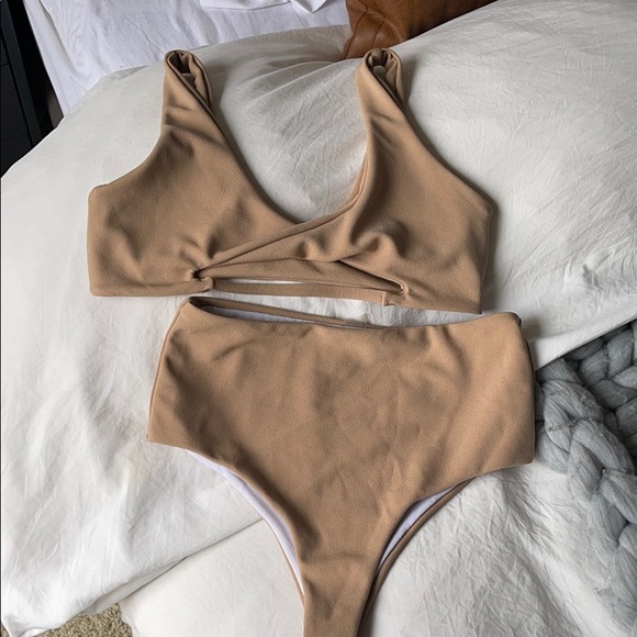 𝐶𝑢𝑡𝑜𝑢𝑡 𝐻𝑖𝑔ℎ 𝑊𝑎𝑠𝑡𝑒d 𝐵𝑖𝑘𝑖𝑛𝑖 ♡︎♥︎ - Picture 7 of 8